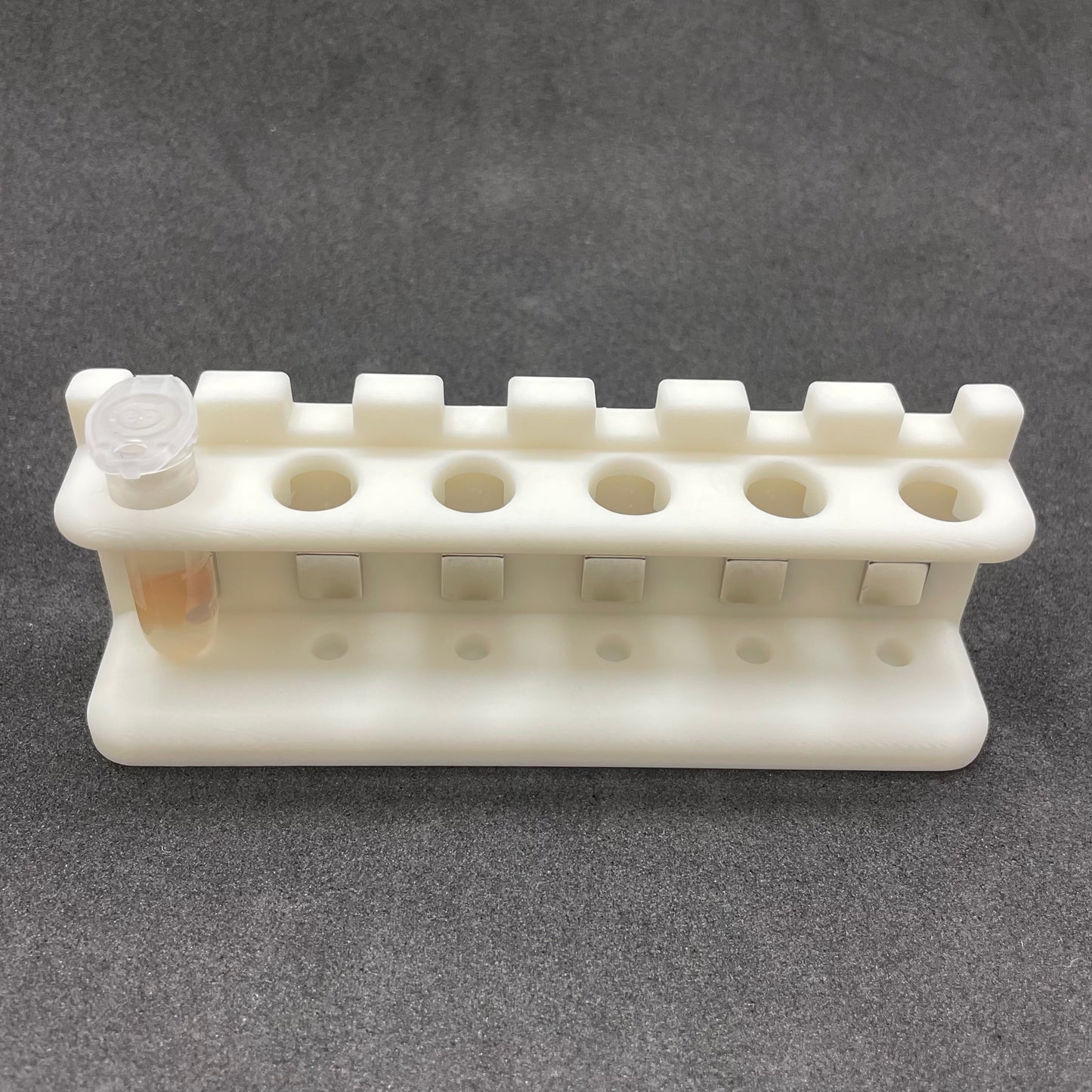 Kenny, das Magnet-Rack für sechs 2-ml-Röhrchen