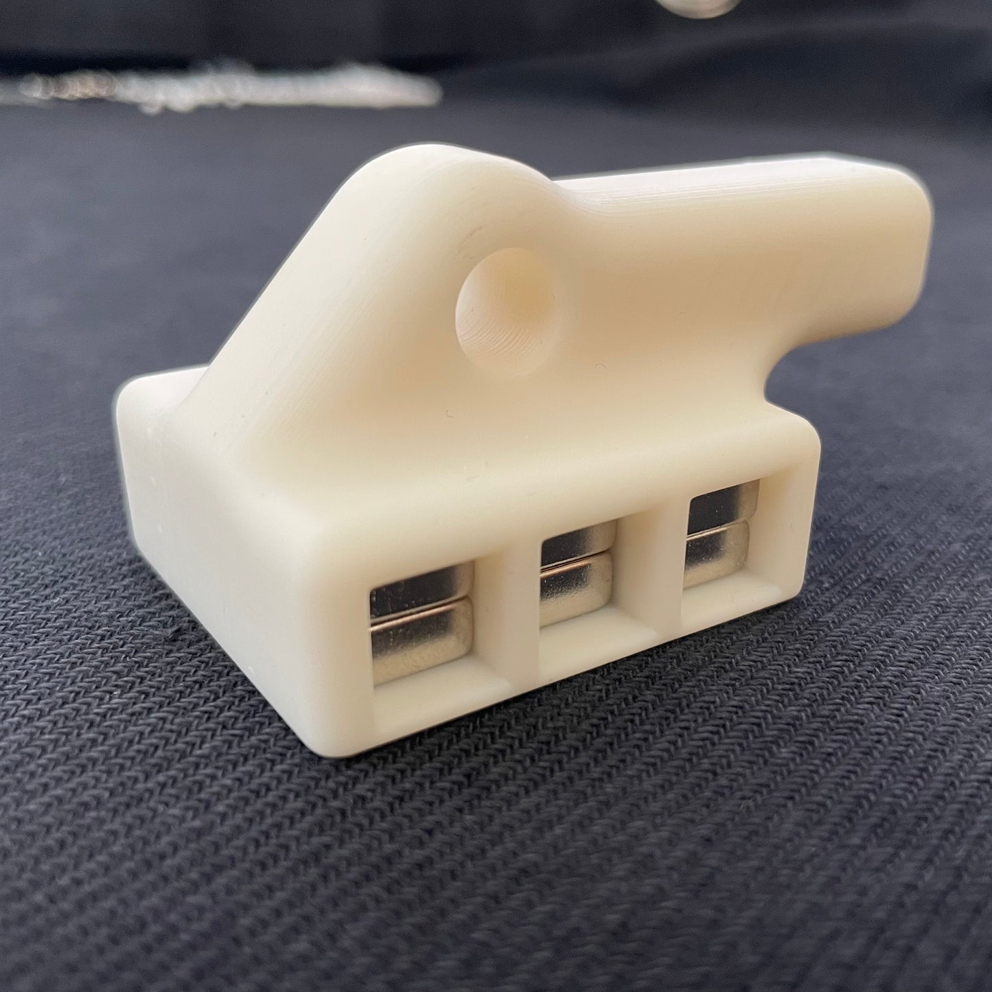Vali, the universal and super strong magnetic holder