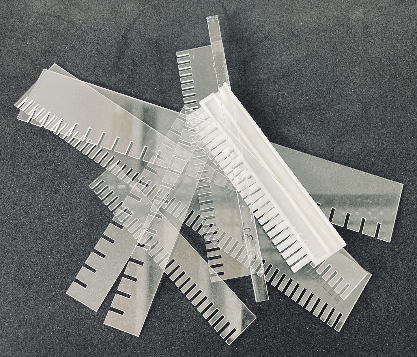 Custom gel combs for gel electrophoresis