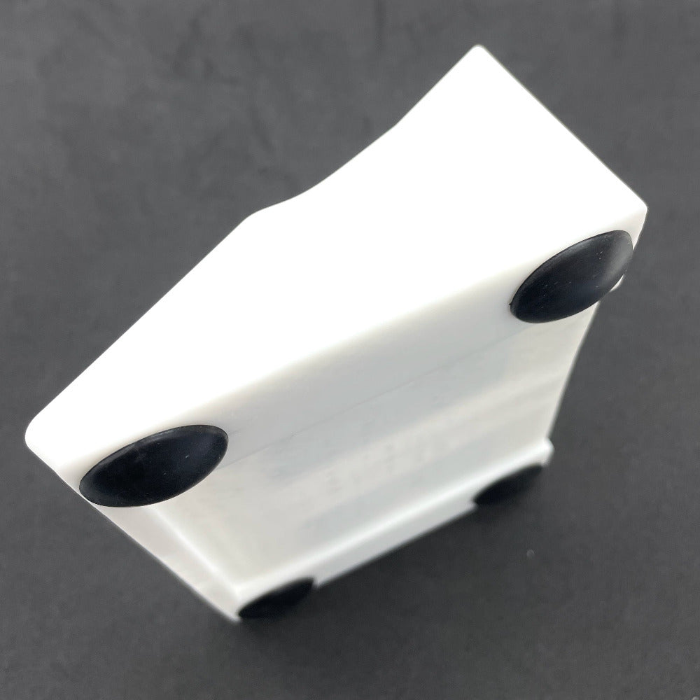 Well plate stand with anti-slip pads