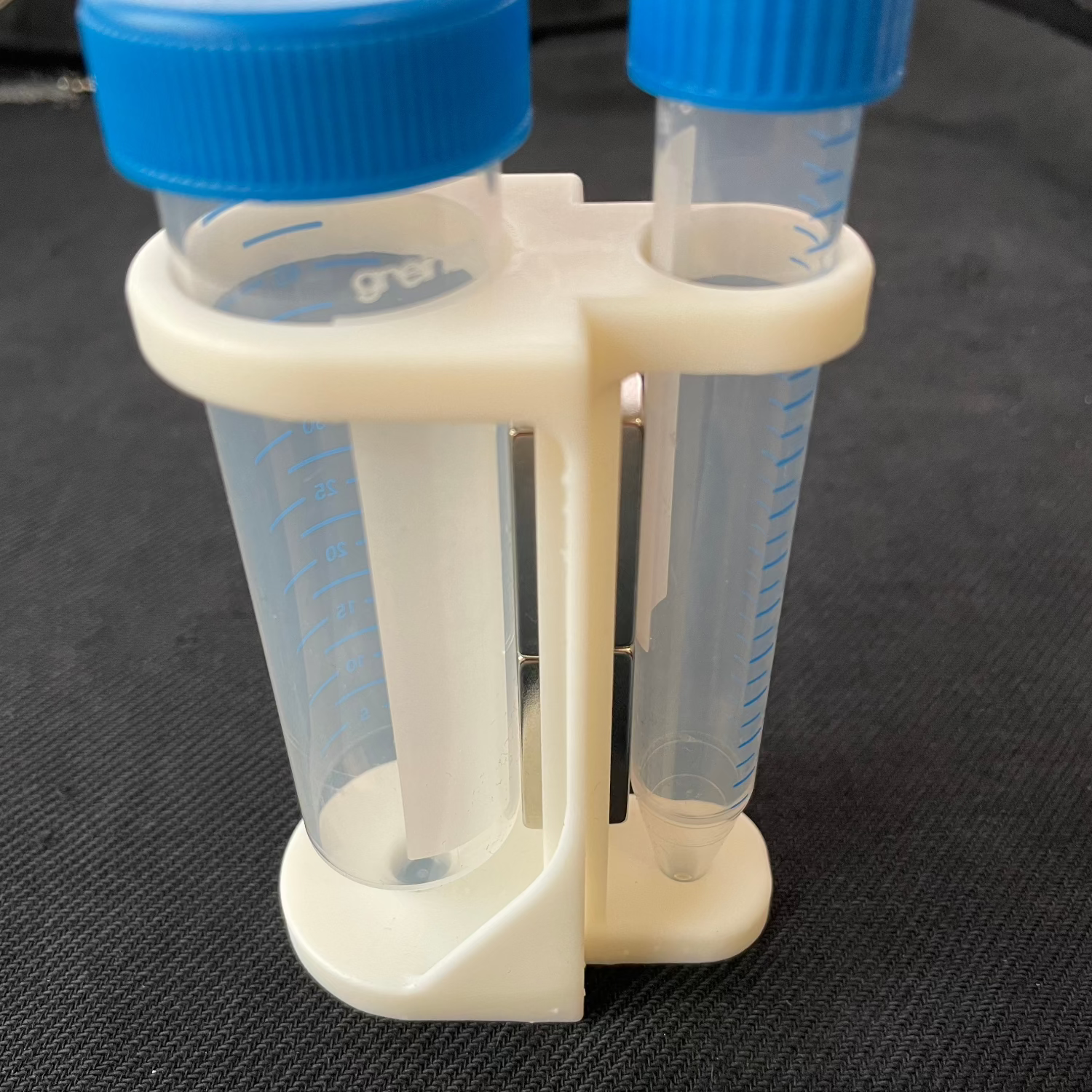 Magnetic rack with one 50 ml tube and one 15 ml tube