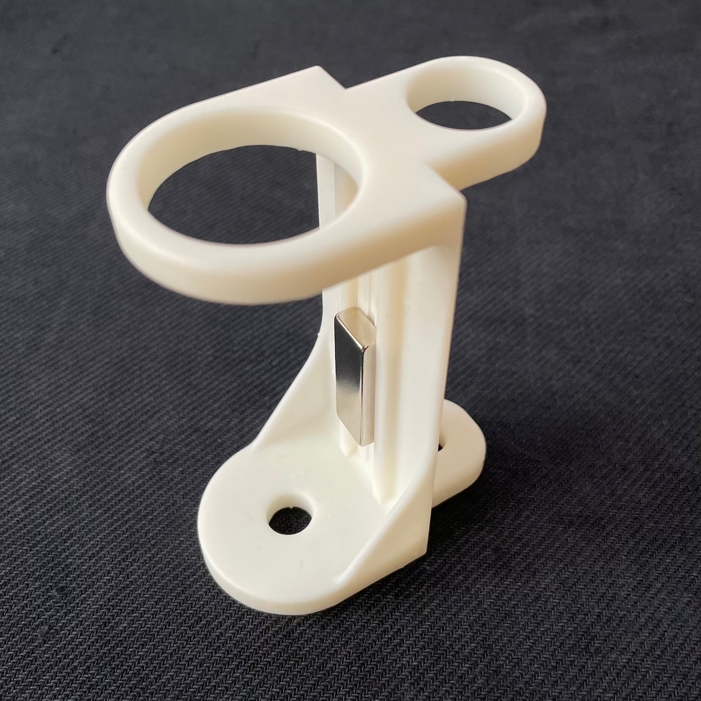 Magnetic separator with two of four magnets for a short pellet