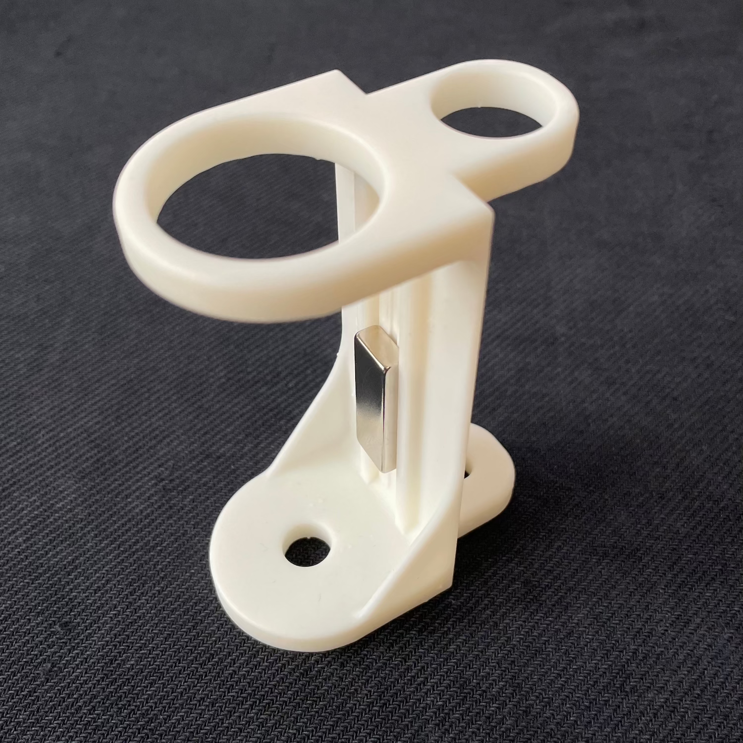 Magnetic separator with two of four magnets for a short pellet