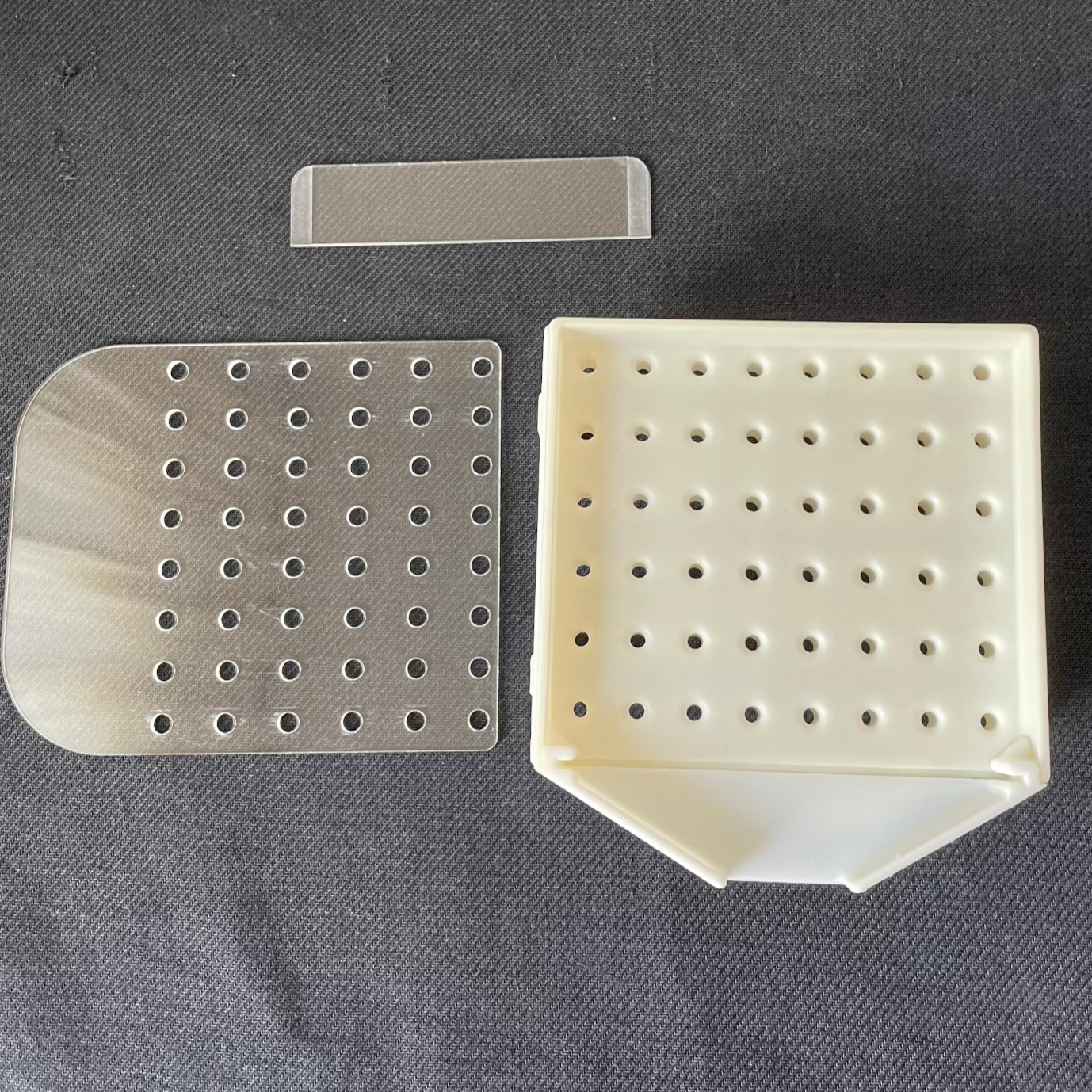 Overview of the bead dispenser and the closing plates